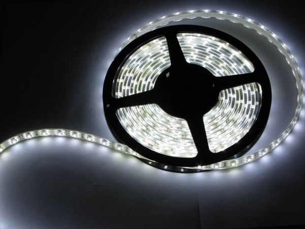 LED TRAKA 3014W-120 BELA 12W XLED 5M